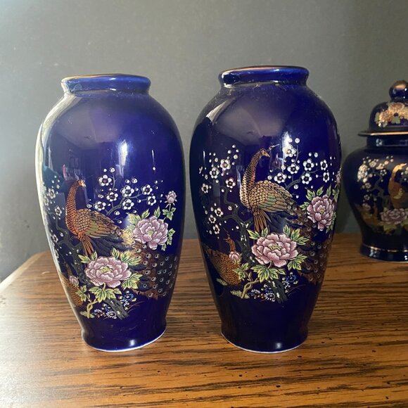 Vintage Cobalt Blue and Gold trim porcelain Japanese ginger jar and vases set - Picture 4 of 11